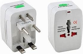 Adaptador multiple con todo tipo de enchufes.